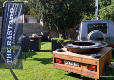 De OFYR Trailer is een geschikt kooktoestel voor evenementen en feesten. Het is makkelijk te vervoeren en heeft de grootte van de OFYR XL.