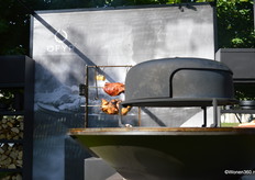 Door de roterende buitenkant is de opening verstelbaar en kan de warmte in de cloche circuleren.