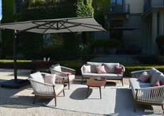 De Caractère collectie van Jardinico wordt gekenmerkt door het strakke doek. De hellingsgraad van de parasol is slechts 10 graden.