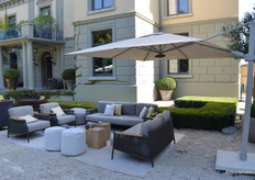 Het ontwerpen, produceren en verkopen van paracols is de core business van het Vlaamse bedrijf Jardinico. De zonneschermen zijn op te delen in twee collecties: Attitude en Caractère.