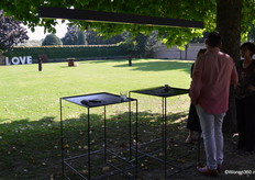 De BEEM is ontstaan tijdens het ontwerpen van de LEAF. De BEEM heeft de zelfde functies, alleen dient niet als parasol.