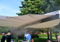 Als de schaduw die de parasol LEAF biedt niet genoeg is, dan zorgt de misting functie voor extra verkoeling.