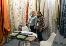 Kishan International uit India biedt zijdestof, linnenstof, katoenen stof, polyesterstof, gemengde zijdestof, meubelstof, bedovertrekken, chiffonstof en dupionzijde aan.