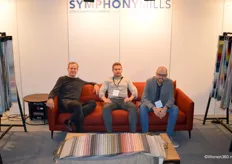 Agenten Martijn Meert en Rob Meijer, samen met area sales manager Lawrence Jacob van Symphony Mills. Tijdens het event was voornamelijk de meubelstofcollectie Himalaya populair.