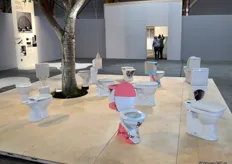 Het thema van de expositie is zitmeubelen. Sanitairbedrijf Van Marcke toont ook haar zitmeubilair...