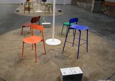 De Fromme Chair (links) en Bar Stool ontworpen door Tom Chung voor Petite Friture.