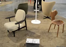De Fred Chair (rechts) ontworpen door Jaime Hayon en de Grand Prix Chair 4130, beide ontworpen voor Fritz Hansen.