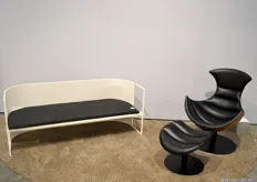 De Bauhaus Lounge Bench van Kristina Dam Studio deelde het karpet samen met de Lobster Chair van Bruunmunch Furniture.