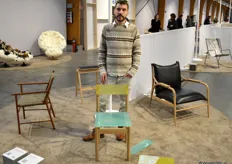 Thomas Litiere achter zijn eigen ontworpen stoel. De gekleurde zitting en rugleuning kunnen van kleur verwisseld worden.