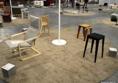 Links Poang van Ikea en rechts de Bar Chair PIRST van Kitaip.