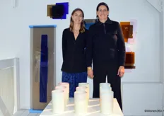 Stefanie van Keijsteren en Renee Mennen, oprichters van Studio RENS. Tijdens DDW werden de keramieken vazen gepresenteerd, die in samenwerking zijn gemaakt met Cor Unum Ceramics. Ook de glazen ontwerpen, in samenwerking met Glas Lab, waren te bezichtigen.