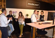 Cees Spijker (rechts met witte blouse) van Markant Nederland en zijn collega Hans Stoker (links) in gesprek met bezoekers. Het bedrijf toonde onder meer en nieuwe zit-stameubel.