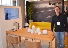 Wouter Jongeneel poseert bij meubelen van Banne, een visionair merk dat designwaarden combineert met hoogwaardige materialen en verantwoorde productiemethoden binnen Europa. Banne is de premiumcollectie van interieurbedrijf Zuiver.