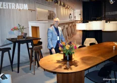 Marc Posioen van Eye for design, staat naast de Curtain tafel (ontworpen door Läufer & Keichel).