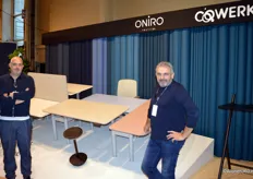Jan Paul de Ridder en Alex Stolze vertegenwoordigen de stand van Cowerk, die gedeeld werd met meubelstofferingsbedrijf Oniro.