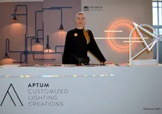 Op de stand van Aptum was creative director en medeoprichter Tineke Beunders te vinden. In 2019 maakte het bedrijf de beslissing om volledig te focussen op hun verlichtingsproducten. Links is het verlichtingssysteem Light Forest en rechts Contour te zien.