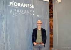 Maurizio Spadon van Spadon Tegelprojecten, dat al meer dan 40 jaar een intense passie heeft voor Italiaanse tegels. Van het kleinste mozaïeksteentje tot de grootste plaat en van composiet tot keramiek.