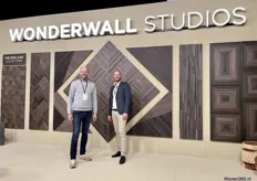 Links Jan Swinkels en Hubert van den Heuvel van Wonderwall Studios. De houten panelen kregen veel bekijks en vielen dus goed in de smaak bij de bezoekers.