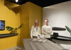 Marieke Castelijn met Tom Klijnstra bij de diverse modellen wandplanken van het gelijknamige bedrijf Castelijn. Sommige zijn te gebruiken als nieuwe home-office werkplek.