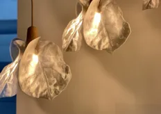 De bloemvormige lampen worden met de grootse precisie in elkaar gezet en vormen een unieke verschijning in elke ruimte.
