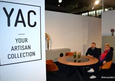 Serge Van Ruijssevelt, van International Furniture Agency, en Sandra vertegenwoordigen de stand van YAC – Your Artisan Collection.
