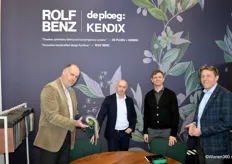 Ed, Edwin, Brian en Hyo op de gedeelde stand van Rolf Benz en De Ploeg: Kendix.