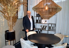 Eric Verheijen van WR-inspired toont de nieuwe producten. Frisse kleuren en organische materialen zijn terug te vinden op de stand.