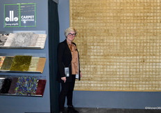 Henny Remeijer van Elle Funny Carpets. Naast haar is het nieuwe Scapa tapijt met een ruitjesmotief te zien.