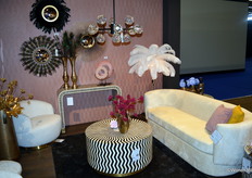 De zwart-witte tafel en kast zijn onderdeel van de Bliss collectie van Richmond Interiors. Het witte gedeelte is geproduceerd van gerecyclede kamelenbotten.