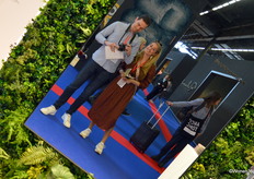 De twee reporters van Wonen360 (Sietse Hielkema en Marie Elise Bruins Slot) in actie op Maison&Objet.