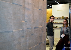 Anthony Universo en Malou Leroy naast het nieuwste tapijt van Angelo.