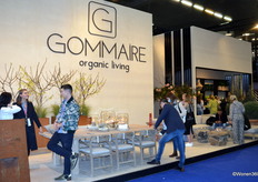 De prominente stand van Gommaire was niet te missen. Het bedrijf introduceert een nieuwe stijl van interieurdecoratie, binnen- en buitenmeubels in woningen, kantoren en bedrijven. Het biedt niet alleen glaswerk en keramische objecten aan, maar ook een nieuwe stijl van gevlochten manden en stoelen, tafels in teruggewonnen teakhout, gestoffeerde stoelen en banken, salontafels, verlichtingsarmaturen, maar ook een breed scala aan buitenmeubelen.