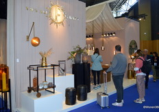 Aandachtig worden de interieurdesignartikelen van Vips and Friends bekeken. Bezoekers konden terecht bij de Belgische onderneming voor nieuwe meubels, decoratie en verlichting.