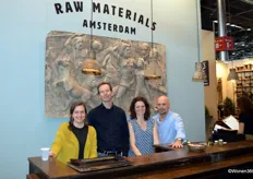 Joni Heinhuis, Erik Beemsterboer, Fleur Mulder-Jansen en Leo Saladino van Raw Materials achter de inmiddels verkochte bar.