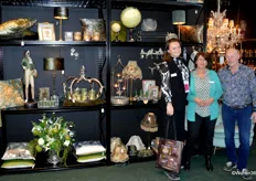 Accountmanager Ilse De Best en eigenaar Willem Zandbergen, met in het midden zijn partner. Bijna de helft van de producten (voornamelijk verlichting en decoratie) op de stand is nieuw in de collectie.