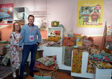 Astrid Morsink-Jansen en Gerco Morsink van Imbarro. Kleurrijk, zo kan de stand vol interieur- en modeaccessoires beschreven worden.