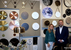 Marketingverantwoordelijke Dunja Dirksen en CEO Birger Nielsen van Present Time. Eén van de merken die het bedrijf voert is Karlsson. Het merk staat bekend om haar collectieklokken. Een deel hiervan was terug te zien op de stand.