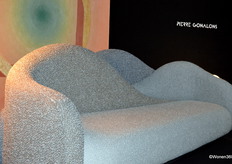 Pierre Gonalons ontwerpt en produceert limited edition en unieke objecten, waaronder deze bank.