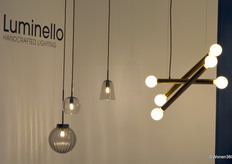 Sven Algoet ontwerpt en maakt nu al tien jaar verlichting onder de naam Luminello. De zaak is het verhaal van een jongen uit een klein dorp, met grote dromen om zich te onderscheiden van de rest. Dit doet hij met zijn duurzame materiaalkeuzes en met zijn eenvoudige, elegante stijl.