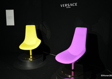 De meesten zullen Versace kennen van haar modeproducten, maar in Parijs presenteerde het Italiaanse merk nieuwe stoelen.