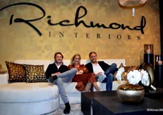 Een blik in de stand van Richmond, met v.l.n.r. agent Alain Veltman, bezoekster Marie Elise Bruins Slot (van Wonen360) en eigenaar Lex Tiggeler.