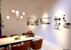 Het Belgische interieurlabel had de stand op een andere manier weergegeven, zoals deze ronde wand met daarop stalen gemonteerd, die ook afneembaar waren.