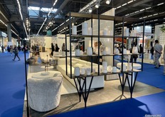 Er waren wederom veel ronde modellen te zien en er werd veel gebruikt gemaakt van natuurlijke materialen zoals hier de marmeren deco objecten.