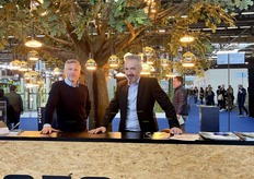 Links Floris Depreeuw met Sebastien Rouxhet van Quality Leds. Ze presenteerden het label Segula.