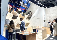 Op allerlei manieren werden de stands gepresenteerd zoals hier bij CarreSol een schuine spiegelwand.