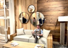Philippe Vissers van Athmosphere&Bois recycled allerlei houten materialen tot nieuwe objecten en afwerkingen voor wand en vloeren.