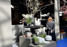 De stand van O4Home was met voorjaarsbloemen en in kleuren ingericht.