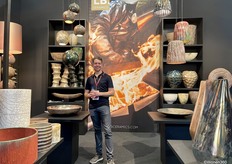 Engelbert de Wit van LB Ceramics uit Oosterhout, smelt metalen over keramiek heen waardoor prachtige kunstwerken ontstaan.