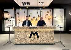Links Dennis Nolten met Clayd Zuurmand van Marettig Lighting. Boven de balie de nieuwste aanwinsten van serie Jule in amberkleurige finish.