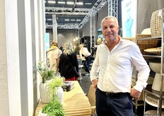 Jan-Wout Hulstein van Asiades presenteerde volop noviteiten in de Mart Visser-collectie, zoals tafels in de combi carbonstaal, hout en marmer en een nieuwe fauteuil in carbonstaal (RVS met carboncoating). Ook stond de collectie van dochter Nikki erbij. Zij heeft de focus verlegd op Rey7, welk bedrijf zich meer richt op de meubelretailers en projecten.